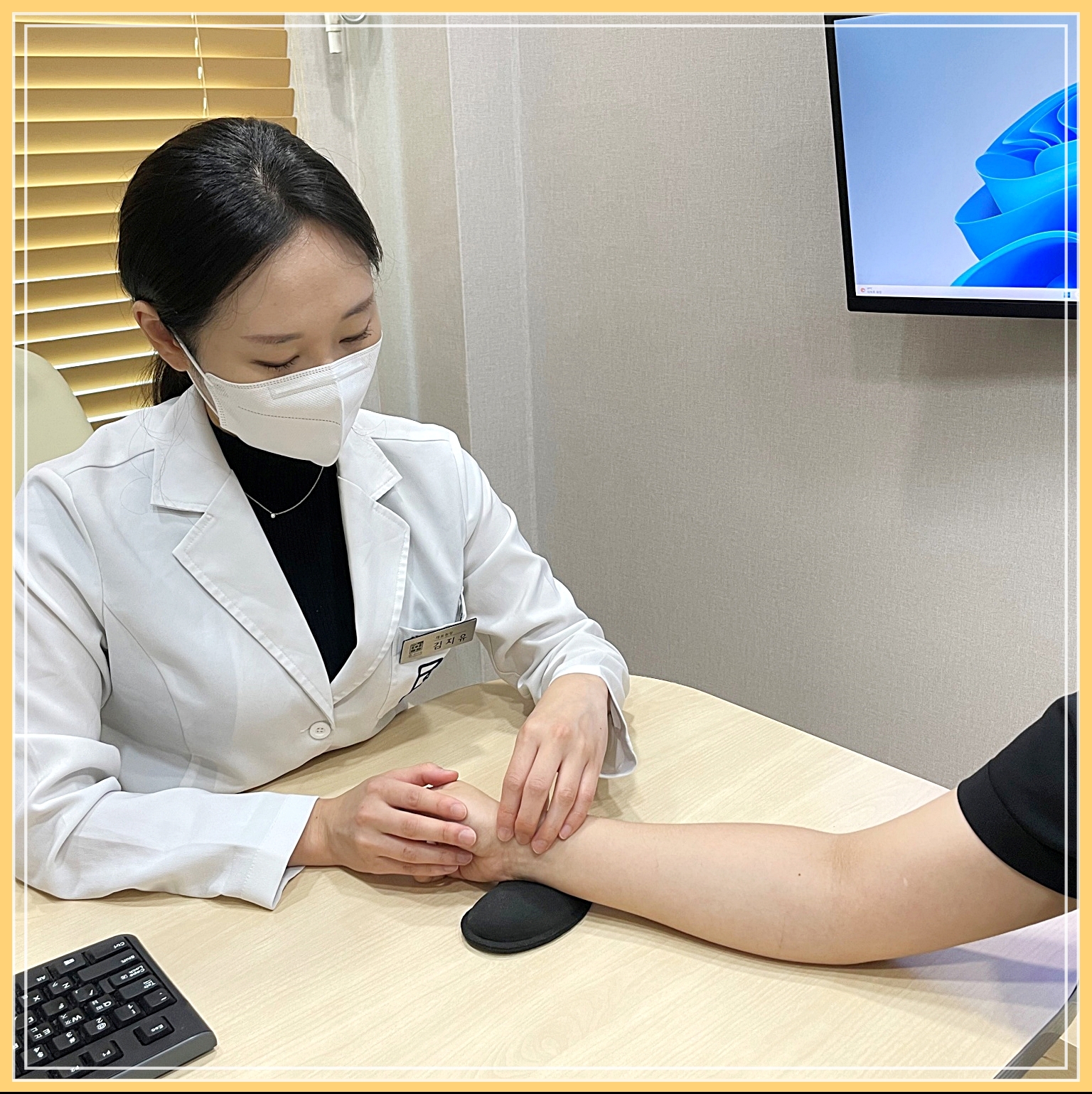 맥을 짚는 춘천 후한의원 김지유 원장의 모습